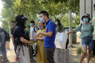 商学院领导开学伊始走访学生宿舍看望返校学生