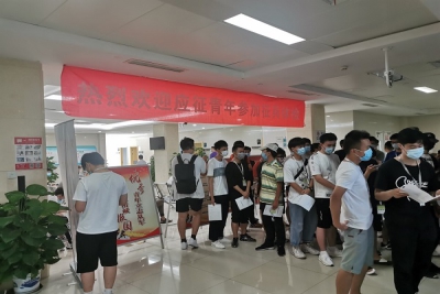 我院六名在校大学生光荣应征入伍