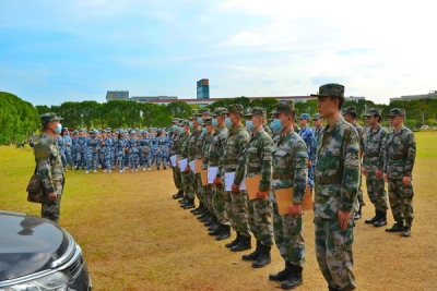 我校举办2020级新生军训开训典礼