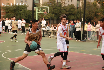 我校第四届“迎新杯”篮球赛开幕