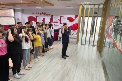 我校举行新党员宣誓活动