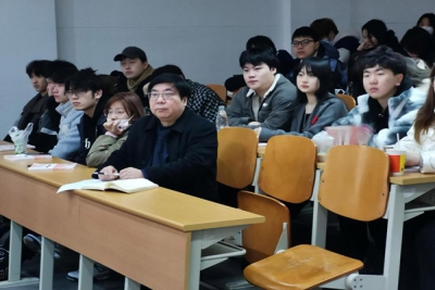 校领导深入课堂听取开学第一课