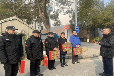 校领导带队慰问后勤、保卫值班人员