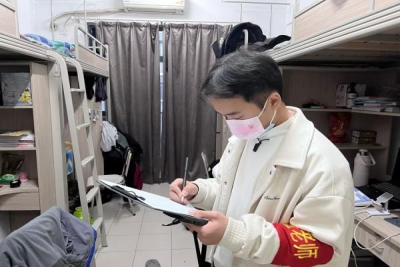 专项检查筑牢安全基石,师生携手共塑宿舍文明 —— 商学院分团委开展节后宿舍安全卫生检查