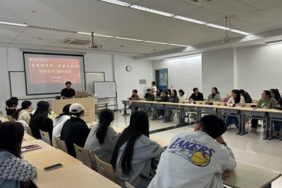 商学院分团委举行“青春担使命,读书正当时” 世界读书日赠书活动