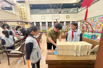 与书为伴 成长启航 —— 我校艺术设计学院联合苏州市三元实验小学、 三元第三小学校举行“大手拉小手”志愿活动