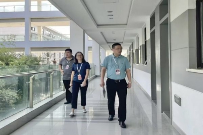 启航新征程:校领导与师生共听开学第一课